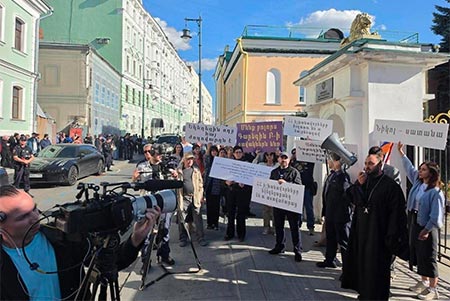 A rally in support of the Catholicos of All Armenians and six bishops took place in Moscow.