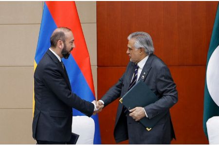 Глава МИД Армении в Бишкеке провел беседу на ногах с коллегой из Пакистана