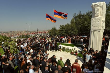 В 35-ую годовщину провозглашения НКР в "Ераблуре" возложили цветы к мемориалу "Зов Арцаха"