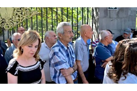 Арцахцы провели акцию протеста перед парламентом Армении, требуя у компетентных органов страны решения своих проблем