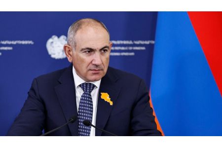 Никол Пашинян поздравил народного артиста республики Армена Хандикяна с 80-летием