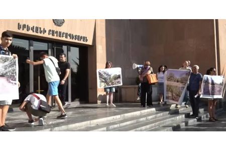 Владельцы строительных киосков проводят акцию протеста у мэрии Еревана требуя прекратить демонтаж своих объектов