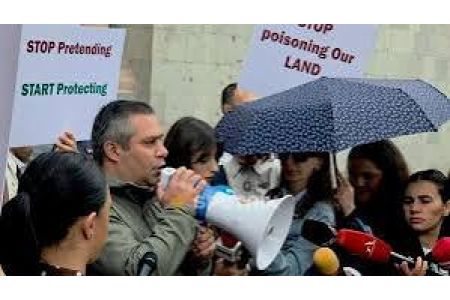 COP17-ից առաջ Արցախի մարդու իրավունքների խորհուրդը բողոքի ակցիա անցկացրեց Հայաստանի կառավարության դիմաց